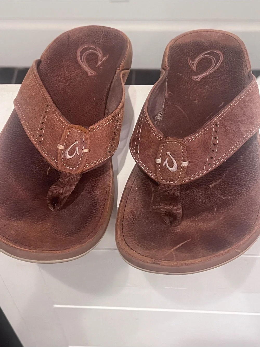 OluKai Men’s Brown Leather Toe-Post Sandals